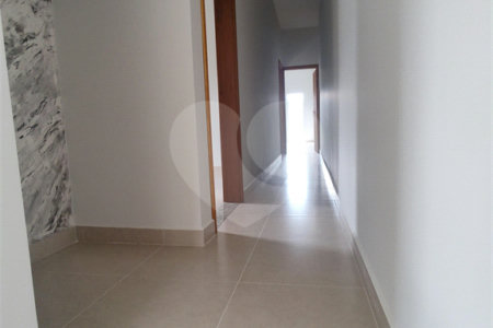 Casa térrea em Atibaia com 3 suítes, sala 2 ambientes, 2 vagas garagem, excelente localização, pronta para morar