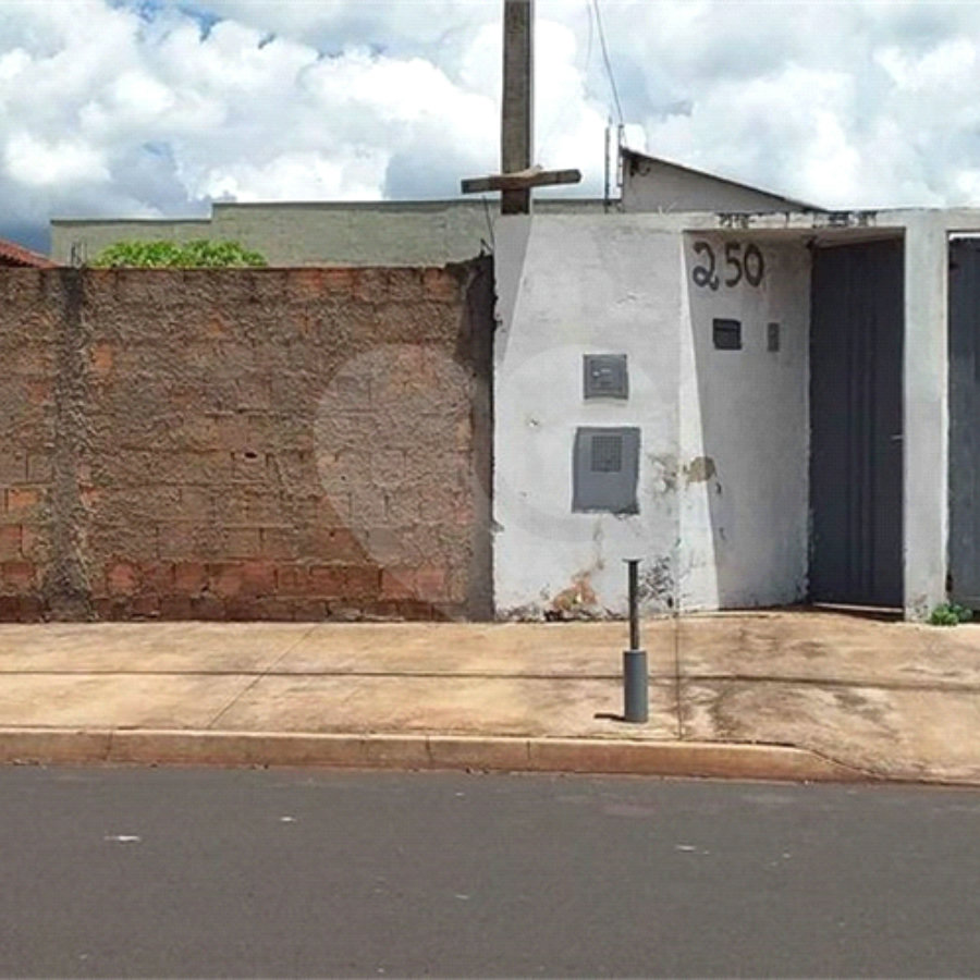 Casa térrea em Araraquara/SP.