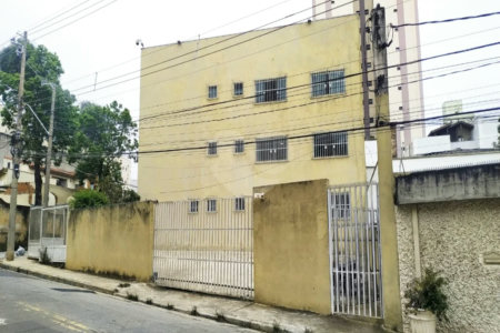 Galpão com 1155m² , 6 banheiros , sendo 2 vestiários , atualmente com 13 vagas , podendo chegar a 17 , à venda na Vila Principe de Gales em Santo André.