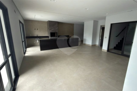 Sobrado de alto padrão no Swiss Park, totalmente reformado, com 4 suítes, piscina, elevador, espaço gourmet, 4 vagas e condomínio com lazer completo.