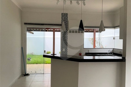 Vende-se casa no Village Damha II