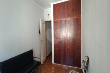 Sobrado com 125m² , 3 dormitórios , sendo 1 suíte , 2 vagas de garagem , à venda no Bosque da Saúde.