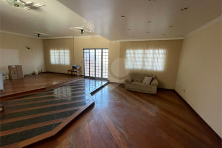 Excelente casa no Parque Santa Marta.