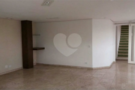 Cobertura duplex à venda na Mooca de 277m² com 3 dormitórios, 1 suíte e 3 vagas.