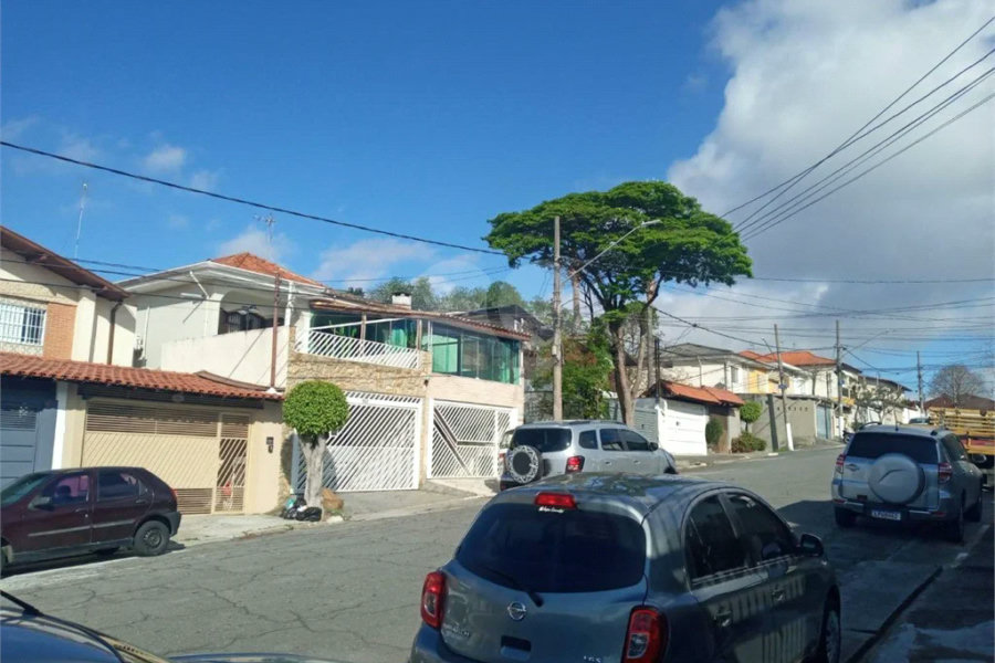 Casa com 4 dormitórios e 4 vagas.