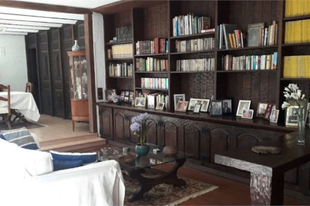 Sobrado em estilo Tudor com edícula independente à venda –