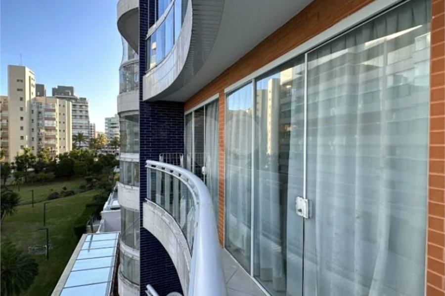Apartamento à venda com 3 quartos, sendo 1 suíte,  em Riviera de São Lourenço, Bertioga, SP
