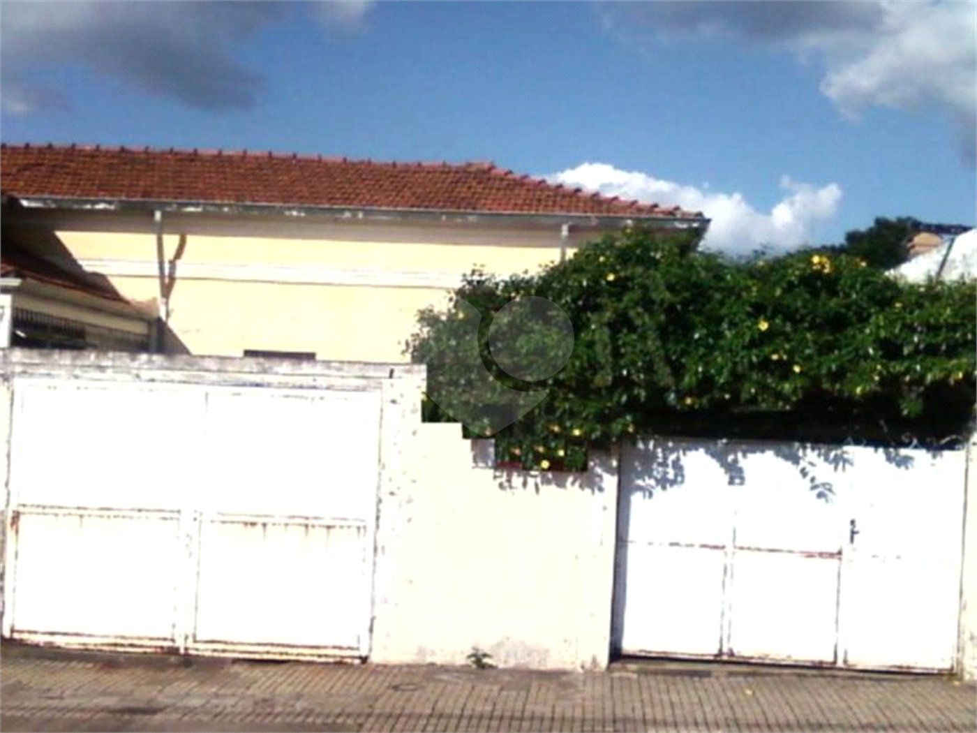 Terreno contendo 02 casas geminadas á venda.