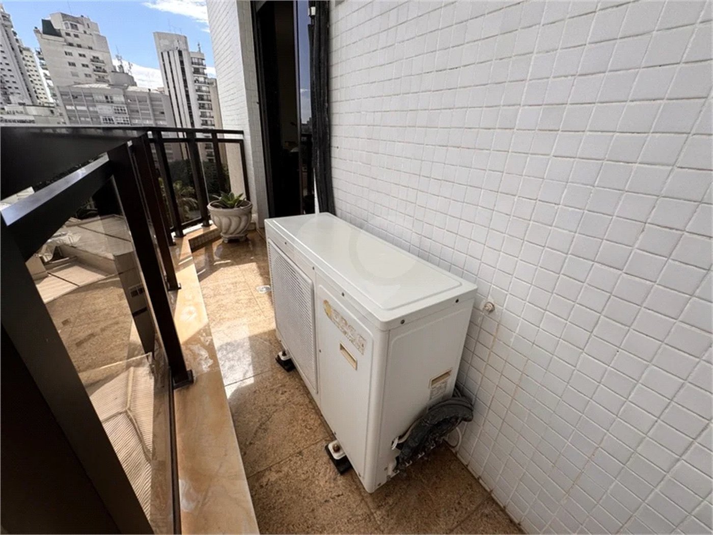 Higienópolis: Apartamento de 350 m2, 4 suítes, 5 vagas.