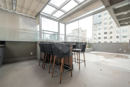 Cobertura de 240m² à venda em Moema - 04 Dorm sendo 02 suítes e 04 vagas.