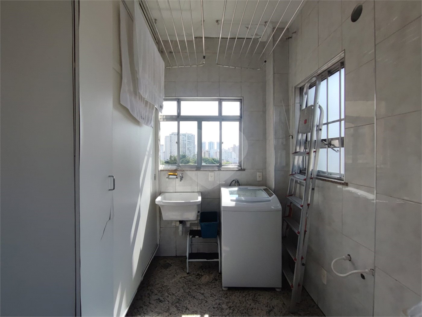 Apartamento para venda e locação na Aclimação de 108m² com 2 dormitórios e 2 banheiros, varanda