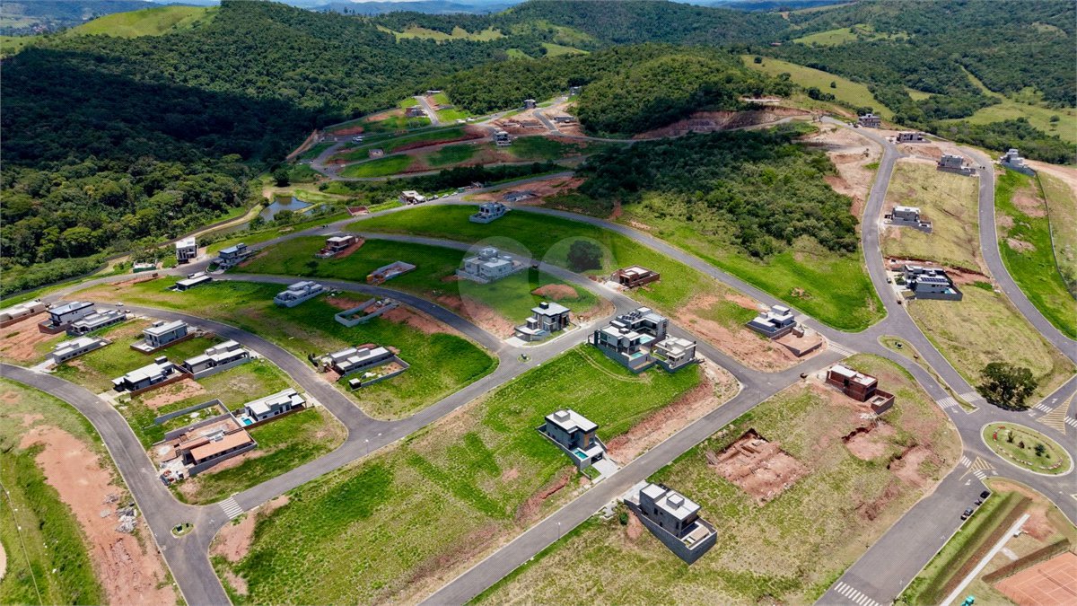 Casa térrea 3 dormitórios (3 suítes), espaço gourmet, piscina, 2 vagas garagem, condomínio fechado com ampla área lazer