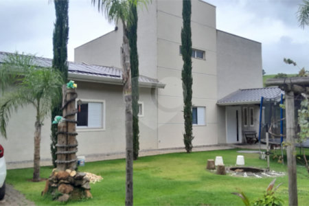 Chácara em Área Rural de Piracaia, com casa principal + 4 kitnets alugadas, excelente localização