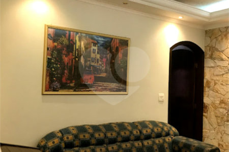 Sobrado com 234m², 3 dormitórios, sendo 1 suíte, 2 vagas, à venda na Vila Ema.