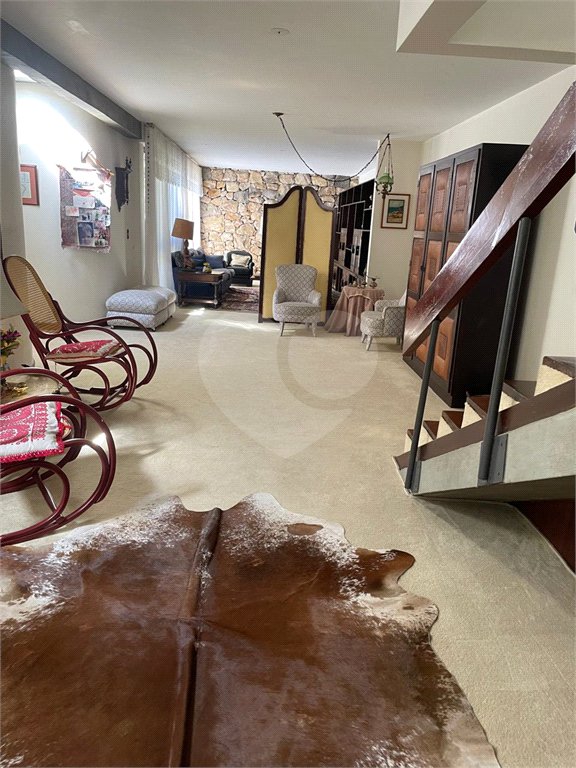 Casa à venda, 742 m², com piscina, 5 suítes, em Embu das Artes