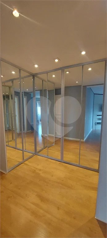 Apartamento à venda no Campo Belo de 245m² com 3 suítes e 3 vagas