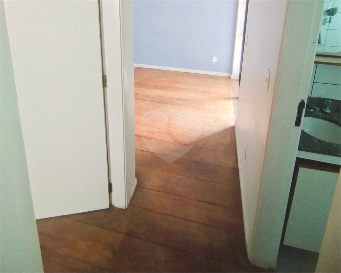 Apartamento na Saúde - 2 quartos com 1 suíte, varanda e 2 vagas