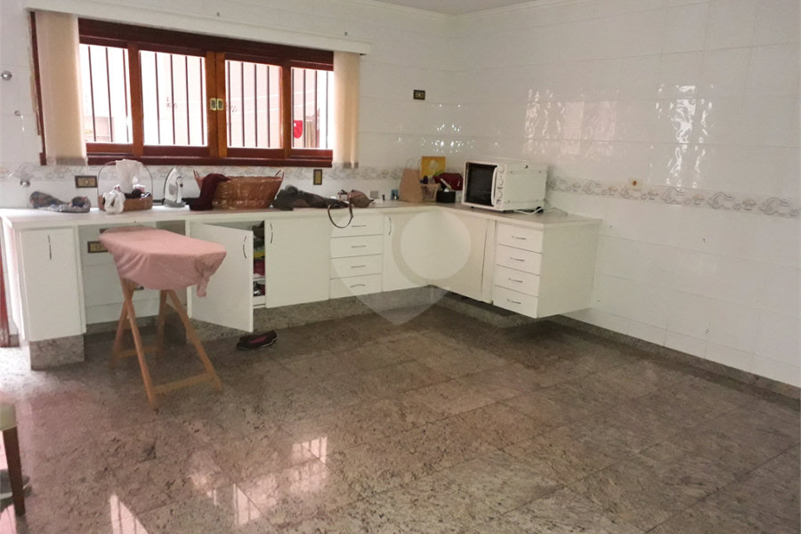 Mansão em condomínio, com 6 suites, e vagas para 15 autos....