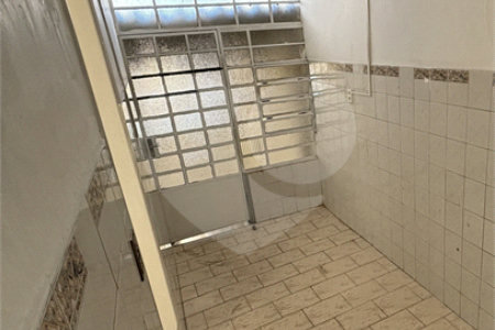 Casa com 132m² de terreno, 2 dormitórios, 2 vagas de garagem e próximo ao metrô.