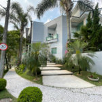 Casa com 4 quartos em condomínio fechado com piscina