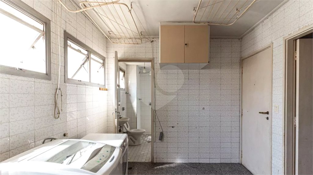 Este elegante apartamento em Higienópolis oferece 224m² de área muito bem distribuída, perfeito para quem valoriza conforto