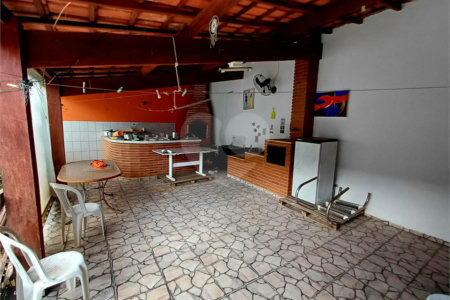 Casa à venda em Atibaia com 5 dormitórios (1 suíte), piscina e área gourmet, 2 vagas garagem, avalia permuta e financiamento