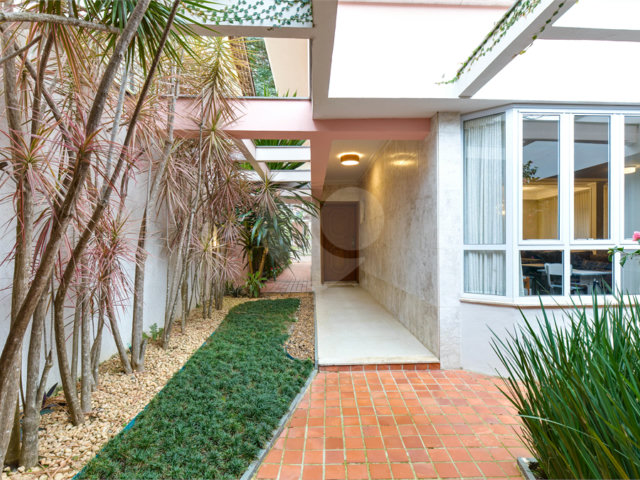 Casa à venda com 4 quartos, sendo 2 suítes,  em Alto da Boa Vista, São Paulo, SP