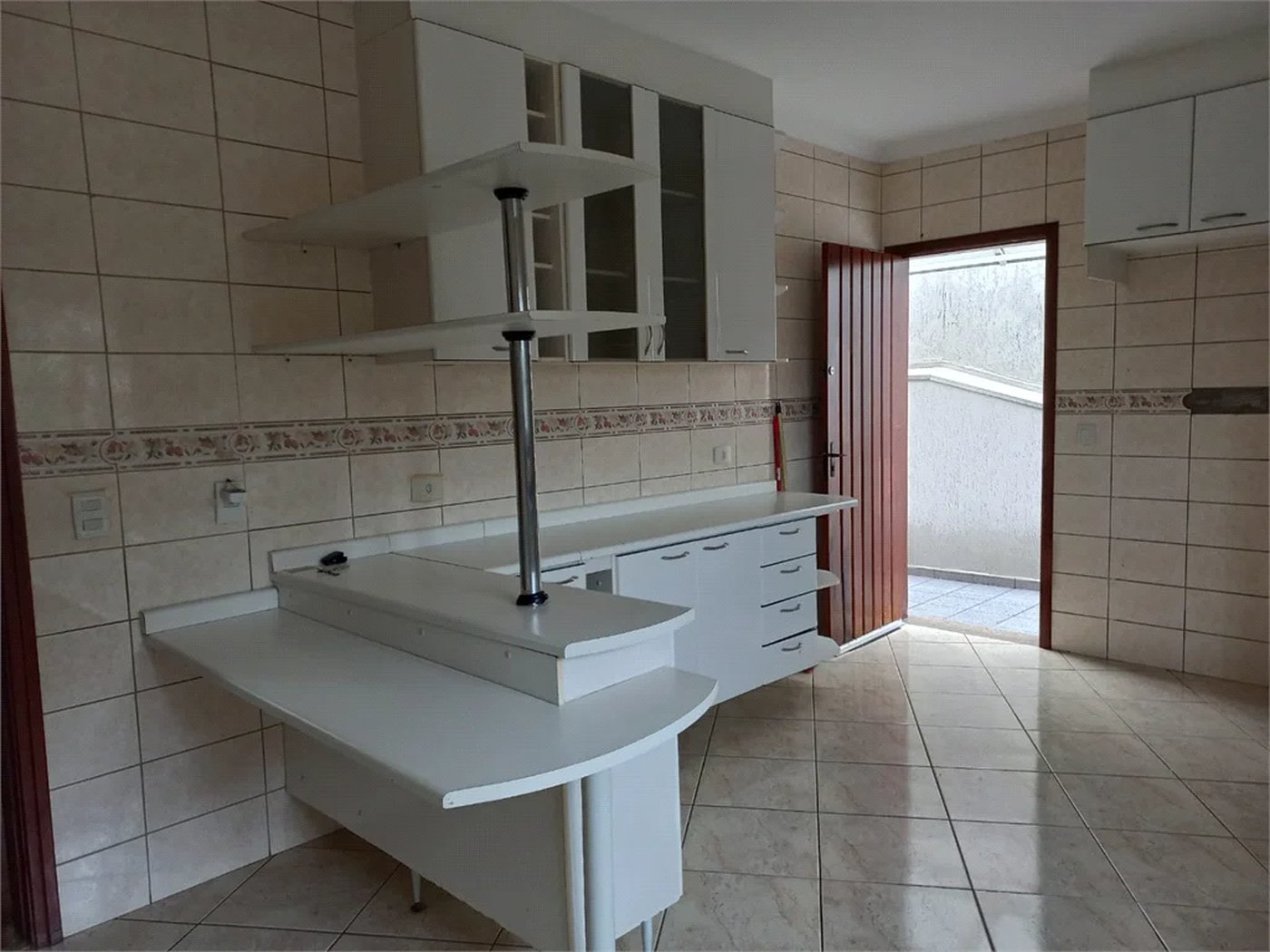 Sobrado à venda com 4 quartos, sendo 3 suítes,  em Cidade São Francisco, São Paulo, SP