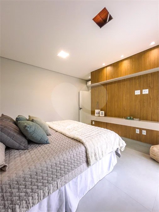 Casa Térrea – Condomínio Maria Cândida - 300 m² de terreno - 212 m² de área construída - 4 vagas de garagem, sendo 2 cobertas - Sala de jantar e estar integradas, com pé-direito duplo e cortina - 3 suítes com ar-condicionado, sendo 1 master com closet – planejado – Roupeiro – Escritório - Cozinha