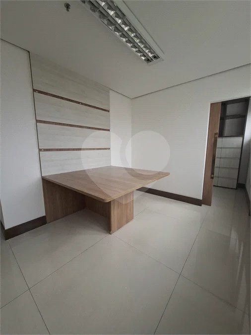 SALA COMERCIAL DE 90 M² COM 12 BAIAS, SALA DE REUNIÃO, AR-CONDICIONADO CENTRAL E 2 VAGAS!