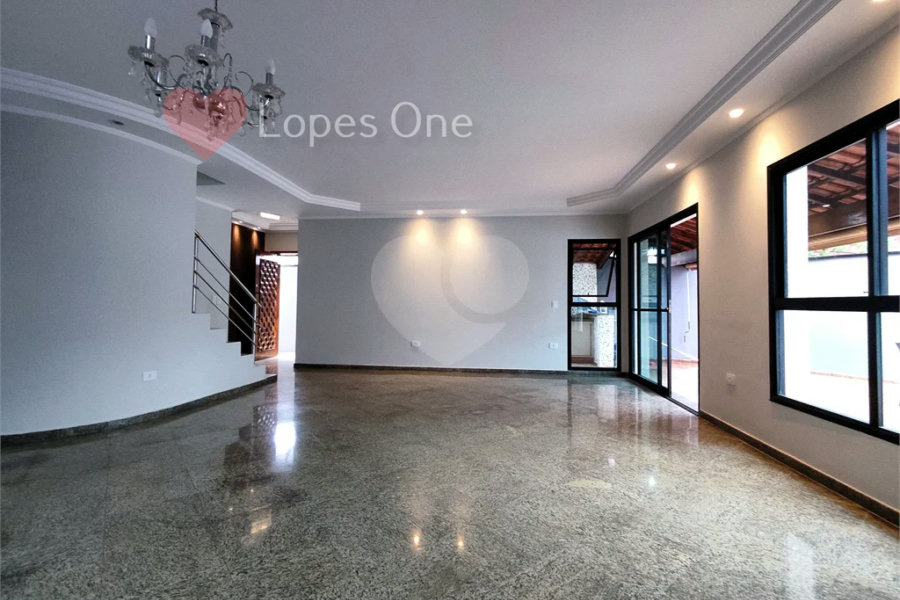 Casa à venda com 3 quartos, sendo 2 suítes, no condomínio Filipe de Vitry, São Paulo - SP
