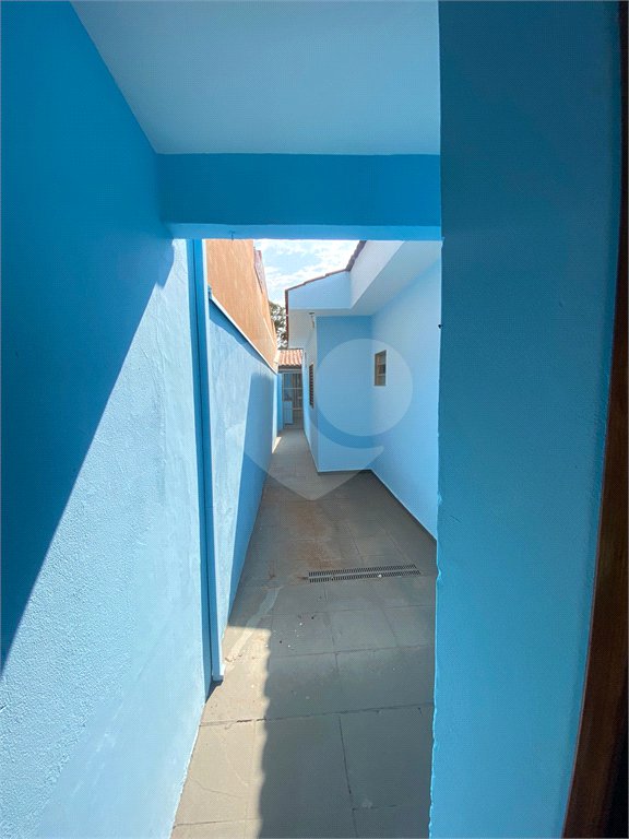 Casa Térrea com 3 dormitórios, sendo 2 suítes.