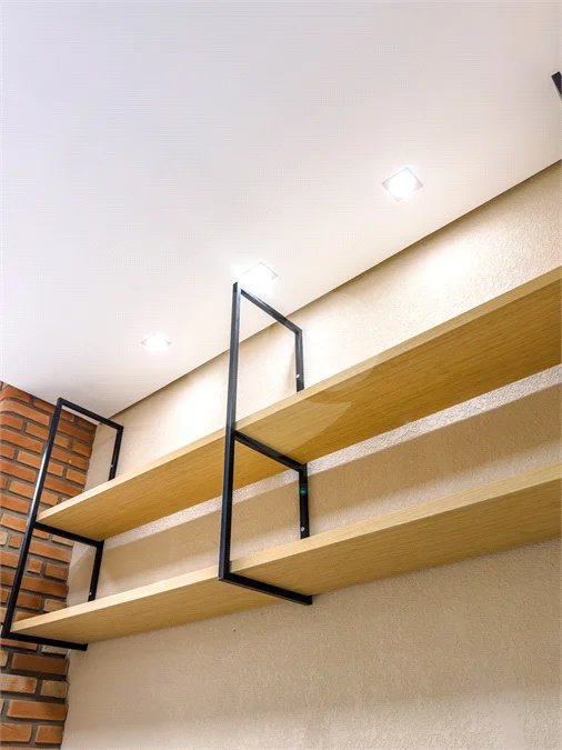 Indaiatuba - Jardim Bom sucesso - Área total: 150m² - Área construída: 115m² - 3 dormitórios sendo 1 suíte com armário planejado;Sala para dois ambientes; Banheiros com box gabinetes e espelhos; Área gourmet com churrasqueira a carvão e móveis planejados; Lavanderia coberta; Ar condicionado na sala