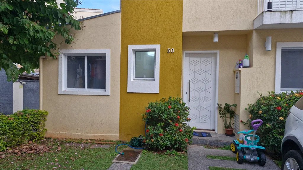 Casa à venda com 3 quartos, sendo 1 suíte, no condomínio Moradas do Horto, São Paulo - SP