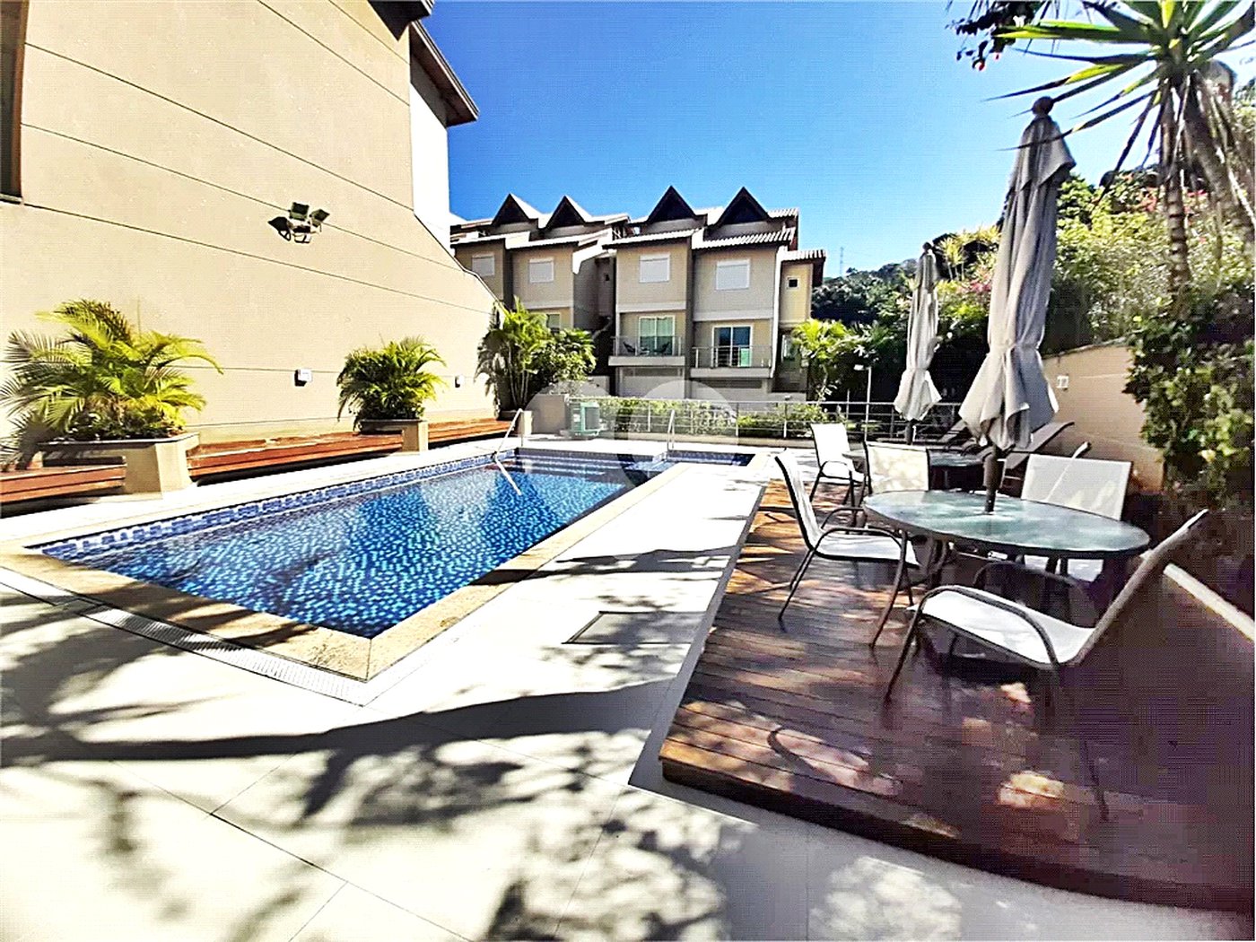 Casa à venda com 5 quartos, sendo 2 suítes, no condomínio Florada da Serra, São Paulo - SP