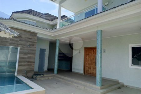 Casa à venda com 4 quartos, sendo 1 suíte, no condomínio Atlantico Sul, Rio de Janeiro - RJ