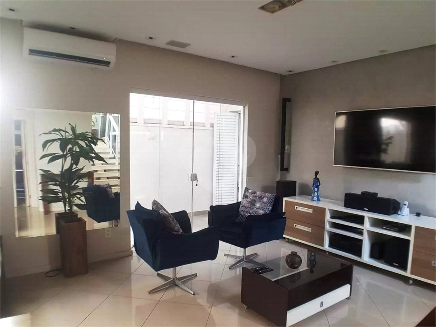 Casa à venda com 4 quartos, sendo 2 suítes, no condomínio Residencial Jardim das Palmeiras, Vinhedo - SP