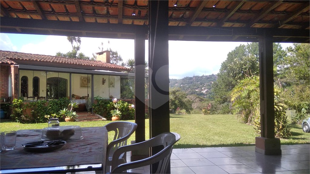 Casa à venda com 5 quartos, sendo 3 suítes, no condomínio Alpes da Cantareira, Mairiporã - SP