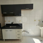 Apartamento Locação Condomínio Anguri com 02 dormitórios com Ar e Sacada
