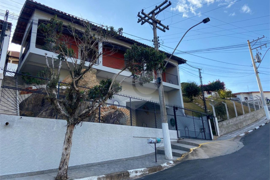 Casa à venda com 4 quartos, sendo 2 suítes,  no Centro, Serra Negra, SP