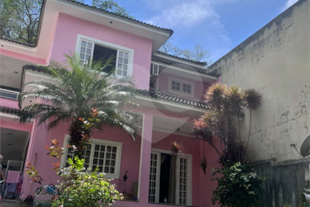 Casa à venda com 4 quartos, sendo 3 suítes, no condomínio Fazenda Cantagalo, Rio de Janeiro - RJ