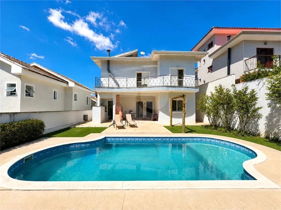 Casa à venda com 3 suítes no condomínio Recanto dos Paturis, Vinhedo - SP