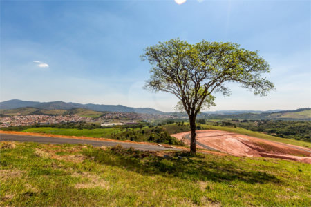 Terrenos a partir 300 metros em condomínio fechado e pronto para construir, aceita financiamento