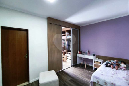 Sobrado à venda com 3 quartos, sendo 1 suíte,  em Residencial Colinas, Mogi das Cruzes, SP