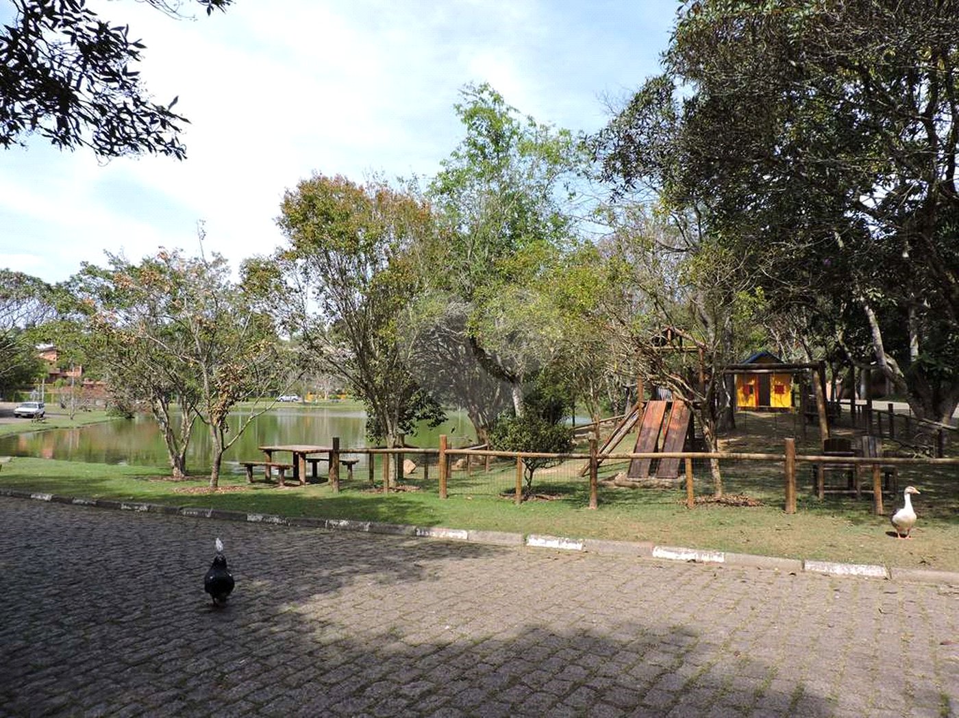 Casa à venda com 4 quartos, sendo 2 suítes,  no condomínio Granja Vianna II, Cotia - SP