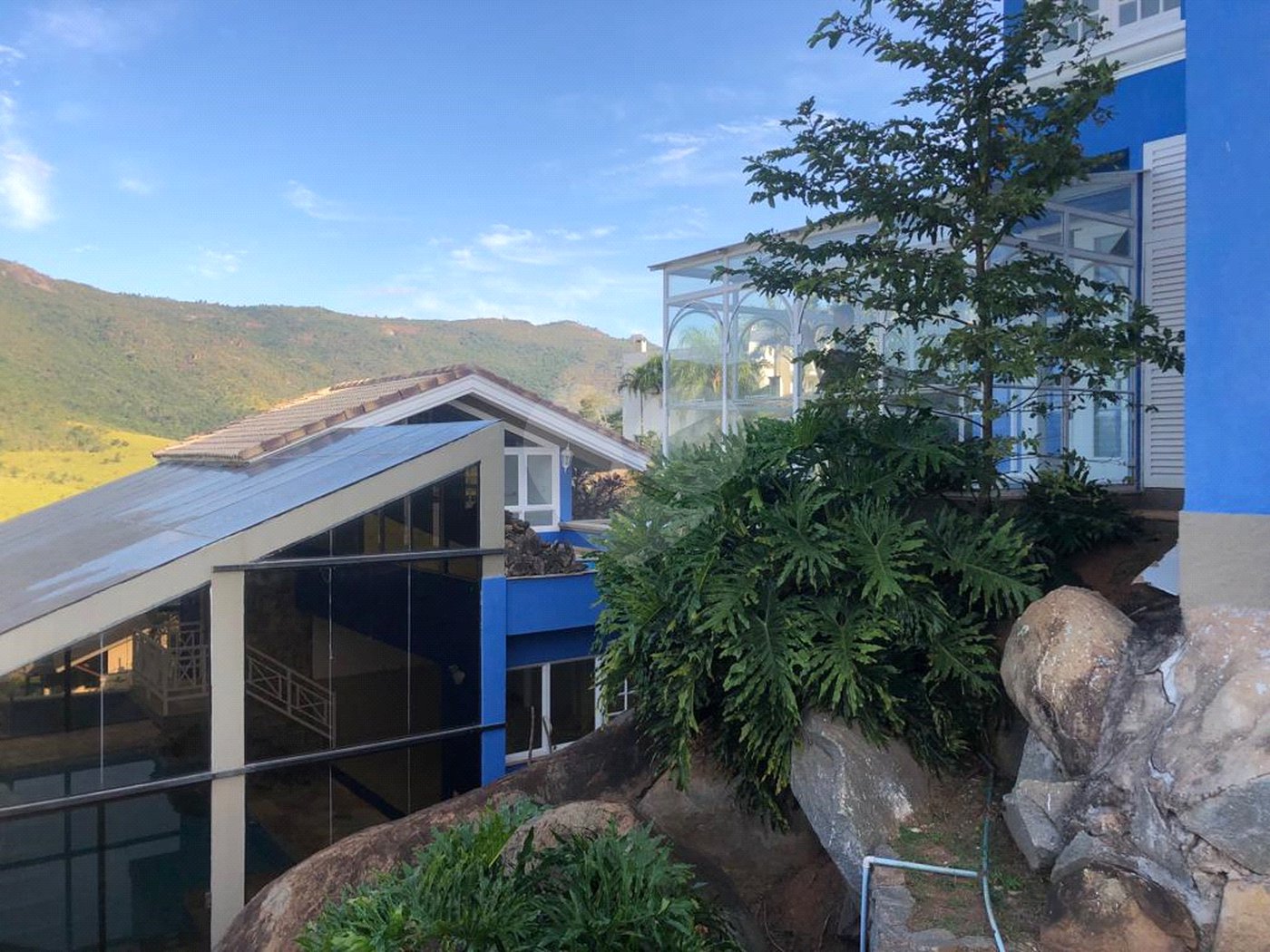 Casa à venda com 4 suítes no condomínio Osato, Atibaia - SP