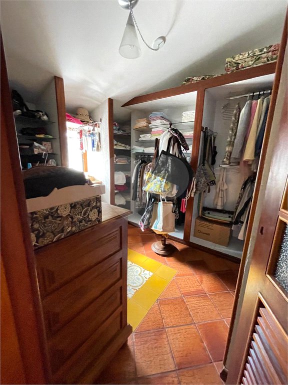 Casa à venda com 9 quartos, sendo 4 suítes, em Condomínio Flamboyant-b, Atibaia, SP