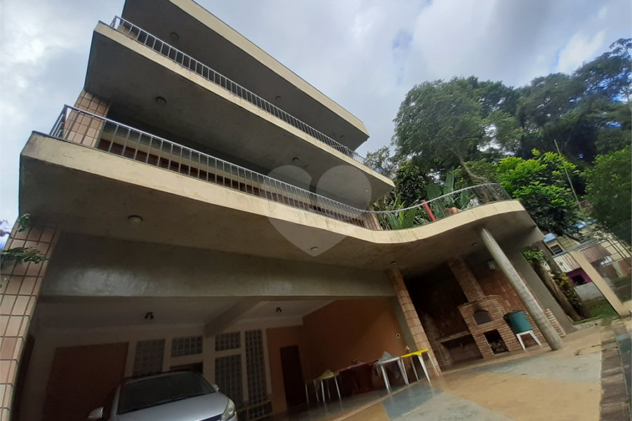 Casa à venda com 4 quartos, sendo 2 suítes, no condomínio Champs Elysees Village, Mairiporã - SP