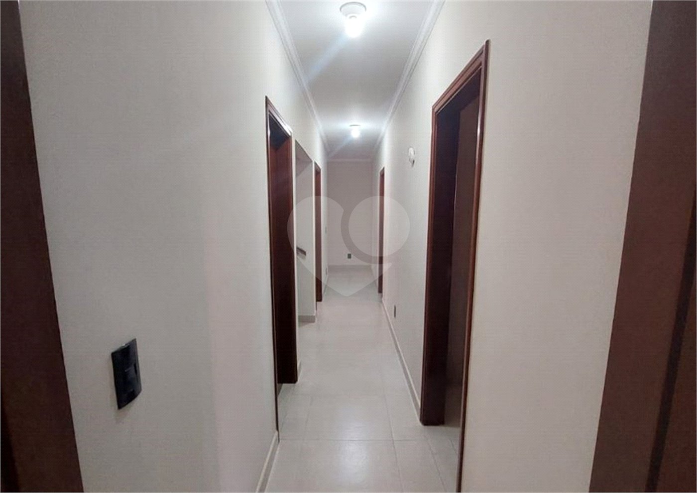 Casa à venda com 4 quartos, sendo 2 suítes, no condomínio Vivendas do Lago, Sorocaba - SP