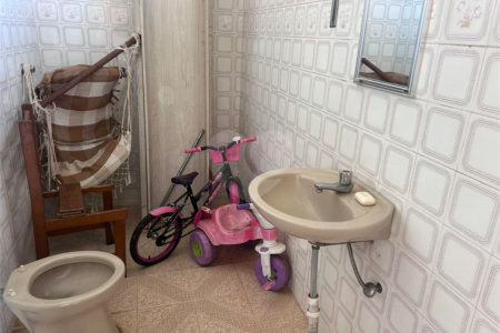 Casa espaçosa e confortável em um bairro tranquilo a venda.